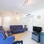 Coastal Living Fully Equipped 200m From The *
